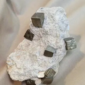 Pirit Kocka na Matrici (velik)