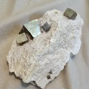 Pirit Kocka v Matrici (srednji)